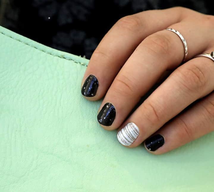 のインスタグラム：「Manhattan Nights Lacquer Strips! . . Who ALREADY has these in their collection?! ✨✨ . . #jamberry #jamberry2019 #glitter #manicurelove #lovewhatido #mompreneur #dreambig #creative #nailart #nailfie #nailwraps #kindnesswins #bossbabe #beneyou #finishstrong #hustle #healthiswealth #prettythings」