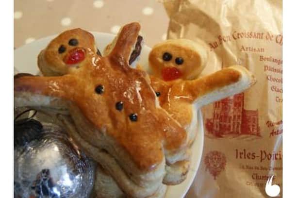 フランス大使館さんのインスタグラム写真 - (フランス大使館Instagram)「【今日の一皿🍴】大聖堂で有名なパリ南西の街シャルトルには「コシュラン」という人の形をしたお菓子があります。パイ生地でできていて、中にジャムをはさむことも。中世にさかのぼるお菓子で、伝統的にクリスマスの時期によく食べられています 🎅。かわいいですね。  Photo : @CduCentre 🍴 Dans l'assiette : spécialité de Chartres, le Cochelin est une pâtisserie prenant la forme d’un petit bonhomme. Au Moyen-Âge, cette pâtisserie gourmande était traditionnellement dégustée lors des fêtes de Noël 🎅. Photo : @CduCentre」7月13日 10時00分 - ambafrancejp