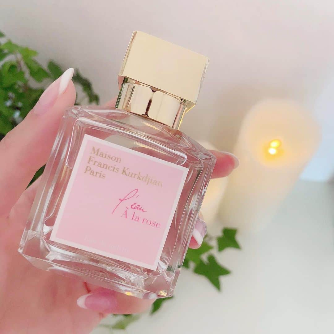 のインスタグラム：「. 私匂いフェチ…💓なんですが！ 匂いにこだわりのある私が新しく出会った素敵な香り ✨『ロー アラローズ』✨ @latelierdesparfums_jp . ローズの香りで人気のアラローズが軽やかに みずみずしくなって新しく登場したということで 早速使ってみました💓 . ロー アラローズは2種のバラを使っていて、 爽やかで心地いい香り〜✨ 出かける前に空気中にひとふりしてその中をくぐると、 ローズの香りがふわっと私を包んでくれます✨ . 香りはその日の気分を高めてくれる魔法ですね🥺💓 私は寝る前にもひとふりしてからベッドに入ります。 お気に入りの香りでリラックスしてよく眠れますよ✨ 夜眠れない方はぜひ💓 . http://bit.ly/2I904ef . #メゾンフランシスクルジャン #ローアラローズ #ラトリエデパルファム #I❤️MFK  #PR」