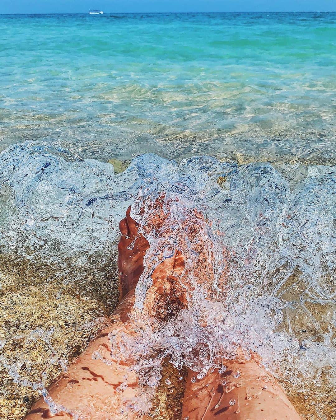 のインスタグラム：「綺麗な海と遊んだ最高の日🏖 チョロチョロ〜、ザバーンて音が ものすごく気持ちぃい〜😚🌈 #summer #nature #mar #okinawa #新原ビーチ  #beach #沖縄 #iphonexs #ANAタビキブン」
