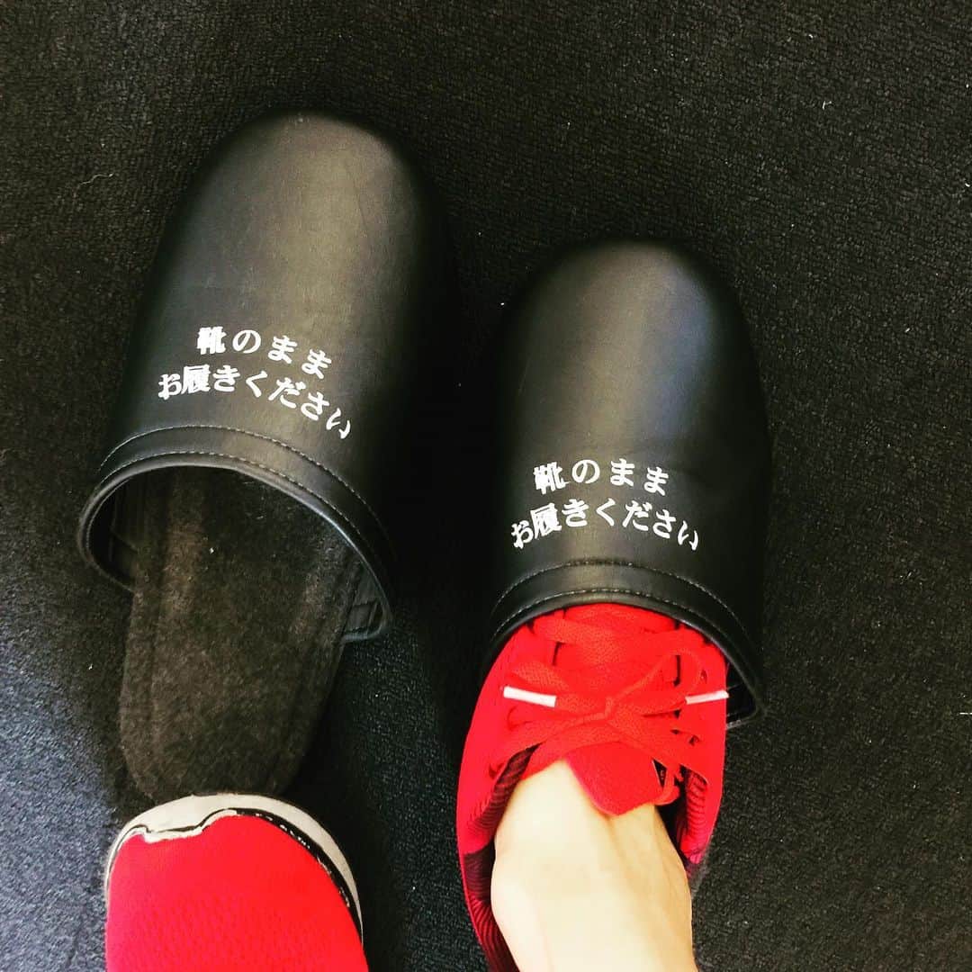川崎麻世さんのインスタグラム写真 - (川崎麻世Instagram)「デカいスリッパだと思ったら、靴のまま履くスリッパだった😅 初めて見た💦」7月13日 10時15分 - mayokawasaki