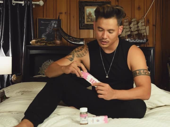 STYLE4GUYSのインスタグラム：「Sounds on 🔈 It’s been two weeks since @StylebyTommy started taking @SugarandKush💥CBD, the result was immediate. “I used to get so sore in the morning, or after a the gym. Not anymore, my energy level at the gym has increased tremendously. And I feel no more pain like I used to. Also I feel a sudden difference in my mood and energy level. And those around me starting taking notice as well. I’m more positive, upbeat, focused and less anxious” _ 👉 USE discount code as well: TOMMYSTYLE15💥 If u guys have any of these issues I’ve listed below:  _ CBD BENEFITS: • Anti-inflammatory • Relieves Anxiety & Stress • Better Sleep/Insomnia • Helps with Depression • Improves Mood • Pain Relief • Anti-inflammatory • Protects & Heals the skin • Acne • Muscle Spams  Be sure go try it yourself @sugarandkush and send me your feedback! Visit: SugarandKush.com  #Ambassador #SugarandKush」