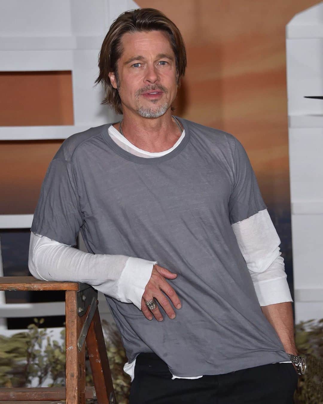 GQさんのインスタグラム写真 - (GQInstagram)「In Brad Pitt's hands, the humble short sleeve-over-long sleeve look becomes a #BigFitoftheDay.」7月13日 10時09分 - gq
