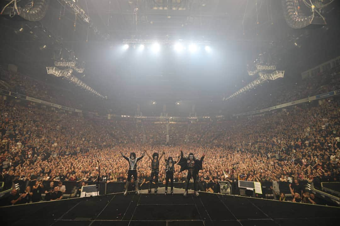 KISSさんのインスタグラム写真 - (KISSInstagram)「Amazing time tonight at @manchesterarena . Thank you #KISSARMY #Manchester! #EndOfTheRoad World Tour」7月13日 10時10分 - kissonline