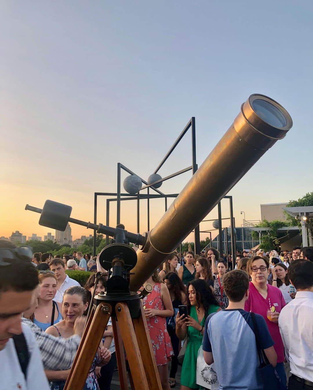 メトロポリタン美術館さんのインスタグラム写真 - (メトロポリタン美術館Instagram)「Somewhere between the moon and New York City 🌙 🔭 🌃 Thanks for joining us for moon gazing on the roof tonight with @aaadotorg. Explore more lunar imagery at “Apollo’s Muse: The Moon in the Age of Photography,” on view through September 22. #MetApollosMuse #Apollo50 #CantorRoofGarden」7月13日 10時10分 - metmuseum