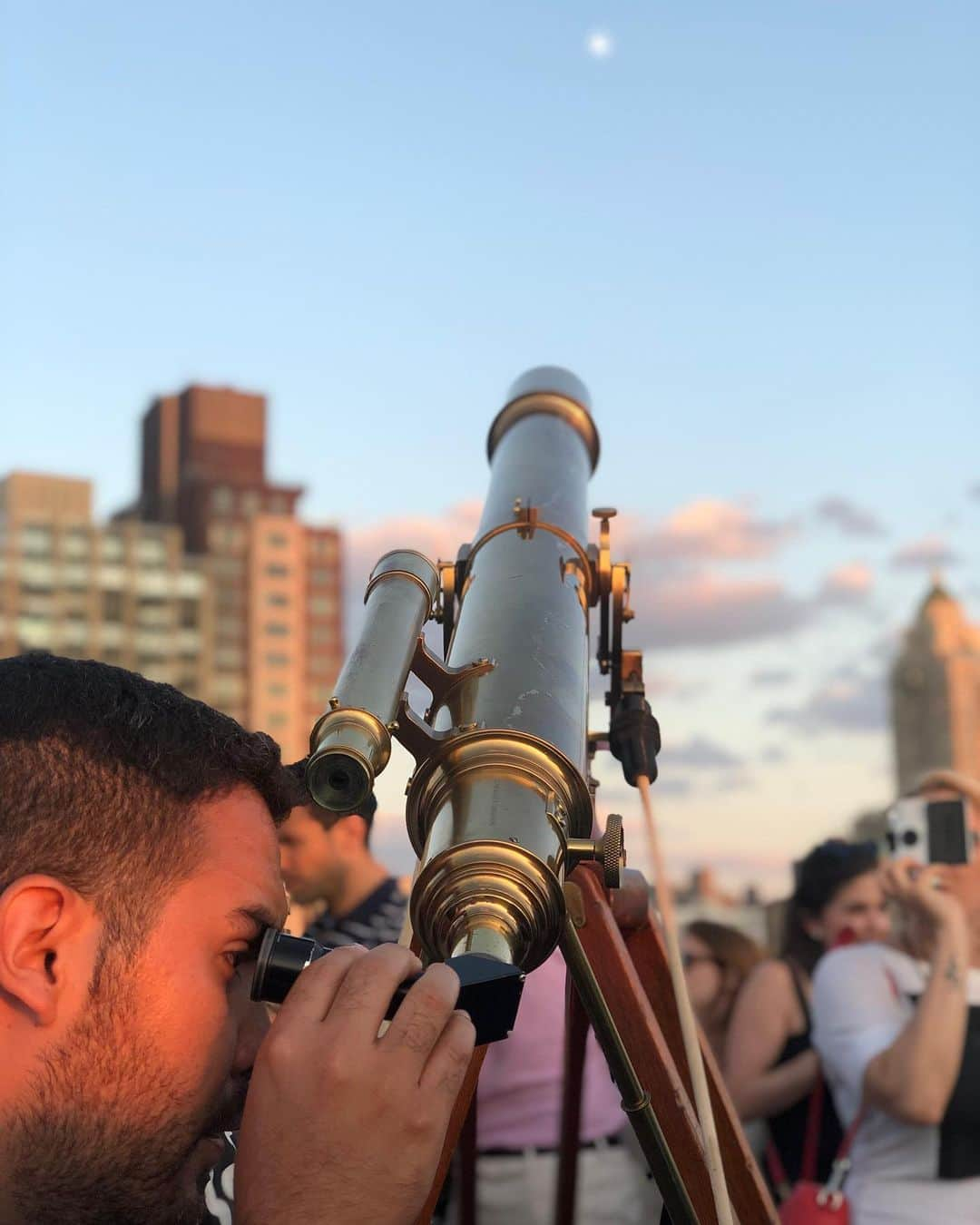 メトロポリタン美術館さんのインスタグラム写真 - (メトロポリタン美術館Instagram)「Somewhere between the moon and New York City 🌙 🔭 🌃 Thanks for joining us for moon gazing on the roof tonight with @aaadotorg. Explore more lunar imagery at “Apollo’s Muse: The Moon in the Age of Photography,” on view through September 22. #MetApollosMuse #Apollo50 #CantorRoofGarden」7月13日 10時10分 - metmuseum