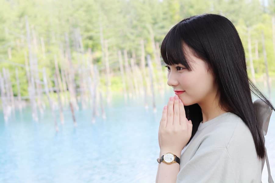 田中美久さんのインスタグラム写真 - (田中美久Instagram)「🧚‍♀️🧚‍♂️✨. . . 北海道観光スポット巡り最後。. . ここは【 #青い池 】と言って池がとっても綺麗で青色でした！有名スポット〜〜✨観光客が多かったな！！ちなみに青色のソフトクリームもあったの🍦🤭ラムネ味。ダイエット中で食べれてないんだけど可愛い見た目だったな。. . とにかく映え！池透き通ってた。. . #北海道観光スポット #青い池 #綺麗な池 #透き通ってた #自然光 #🧚‍♀️ #green #nature #pond #beautifulspot」7月13日 10時12分 - mikumonmon_48