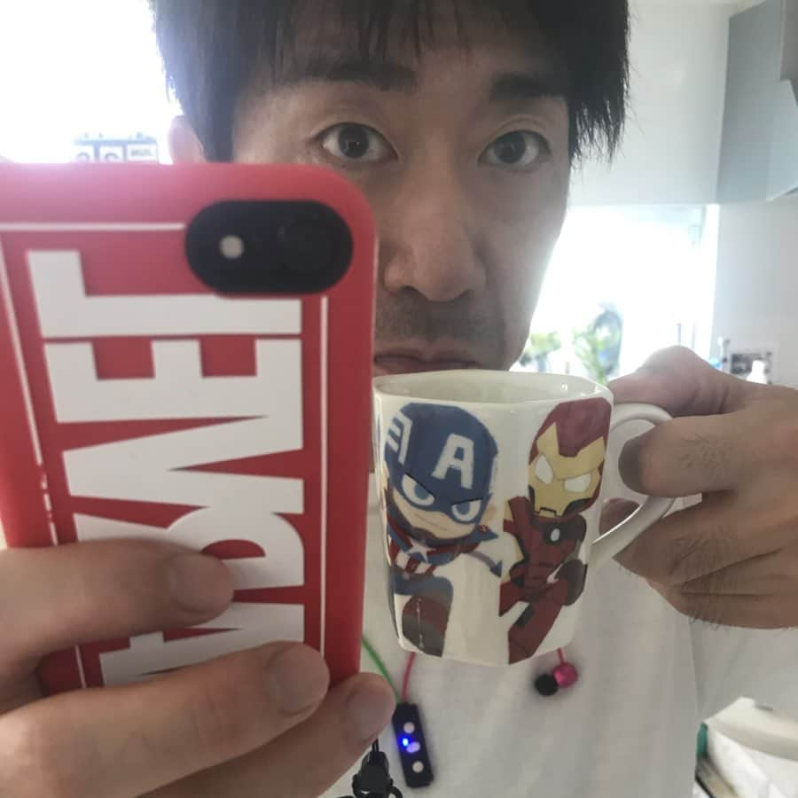 原口あきまささんのインスタグラム写真 - (原口あきまさInstagram)「MARVEL だらけ。  #お歯よう #朝コーヒー #marvel #携帯カバー #マグ #子供達が選んでくれた #はまってる #髭面 #今日も一日一笑#楽しんで #原口あきまさ」7月13日 10時23分 - akimasa_haraguchi