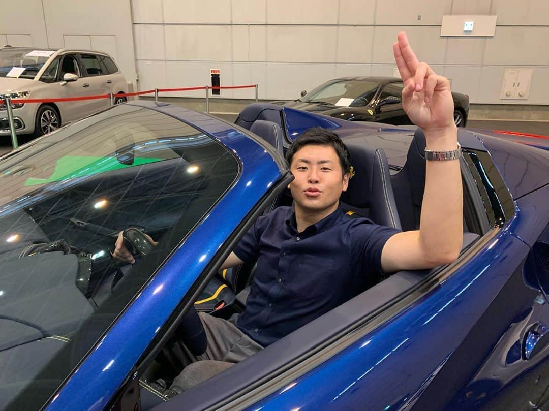 片山真人のインスタグラム：「初フェラーリ！4200万円！ ※仕事です #輸入車アウトレットフェア  #生中継  #静岡朝日テレビ #あさひテレビ #とびっきりしずおか #フェラーリ」