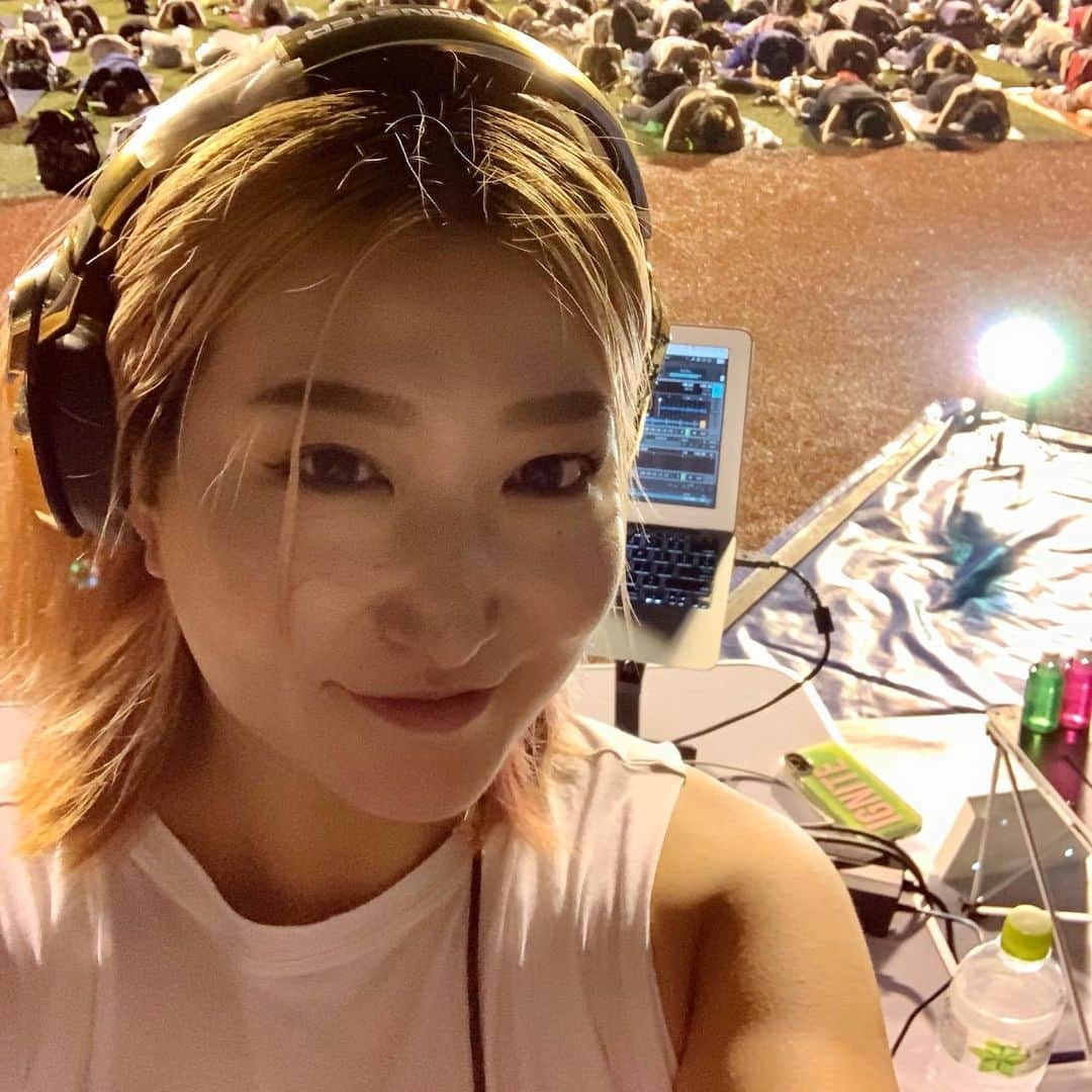 のインスタグラム：「梅雨真っ只中なのに雨が止み、月は浮かび、私達の心を震わすJuriのリード🌛すべてが神秘的な夜でした。 #jingunightyoga #yogadj #igniteliving #ヨガdj」