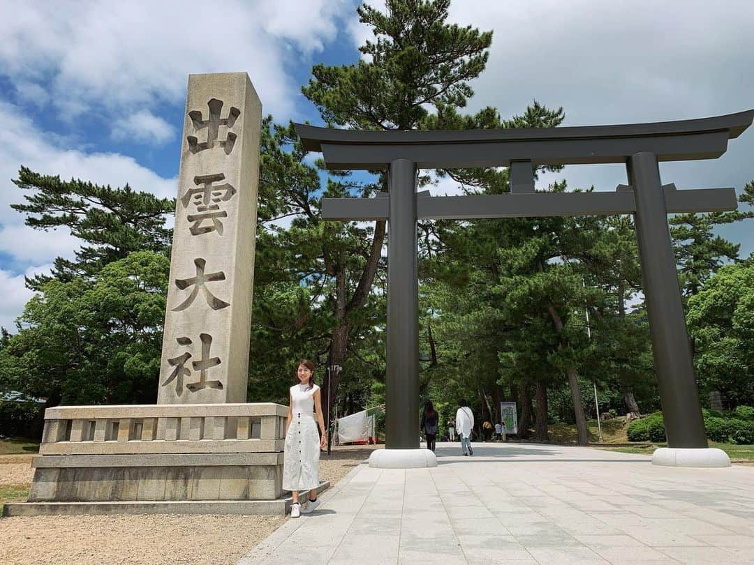 曽田茉莉江さんのインスタグラム写真 - (曽田茉莉江Instagram)「女子力アップの旅〜❤️前回の投稿の灯台でお気付きの方もいらっしゃいましたが、そうです！！ 大好きな出雲の国です⛩女子力アップの旅といっても、恋愛をお願いしてる訳ではありませんよ🤣その土地に行けて、大切にされている自然や神社などを目で見て、感じて、感謝をすると心が自然と優しい気持ちになるというか、穏やかになるんです😌それって女性にとってはとっても大切な気持ちだと私は思うので、女子力アップの旅っということです😆❤️❤️ やっとちゃんと近くで稲佐の浜を見ることができました🥺とっても神秘的✨✨出雲大社は変わらず穏やかな空気🥺✨そして4枚目の神魂神社⛩ここは、日本最古の神社と書いてありました✨もう出雲に行かれる予定がある方は必須です🥺🥺今回の旅もとっても癒されたぁ〜😌✨御朱印集めを始めるといろんな土地に触れることができるのでとってもワクワクします☺️✨ #出雲大社 #稲佐の浜 #海#神魂神社 #リフレッシュ #御朱印 #japan」7月13日 10時48分 - marie_soda_