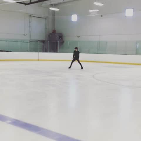 ヤロスラフ・パニオットのインスタグラム：「progress? #jacksonultima #jacksonfamily #johnwilsonblades #figureskating #icefigureskating #steps #icesteps」