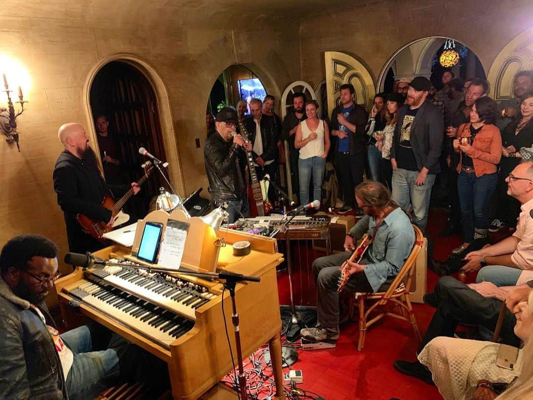 ASCAPさんのインスタグラム写真 - (ASCAPInstagram)「An intimate gathering with 11-time #GRAMMYs winning writer @daniellanois performing the music he created for video game #RedDeadRedemption 2. Spin the new soundtrack at the link in our bio.」7月13日 10時42分 - ascap