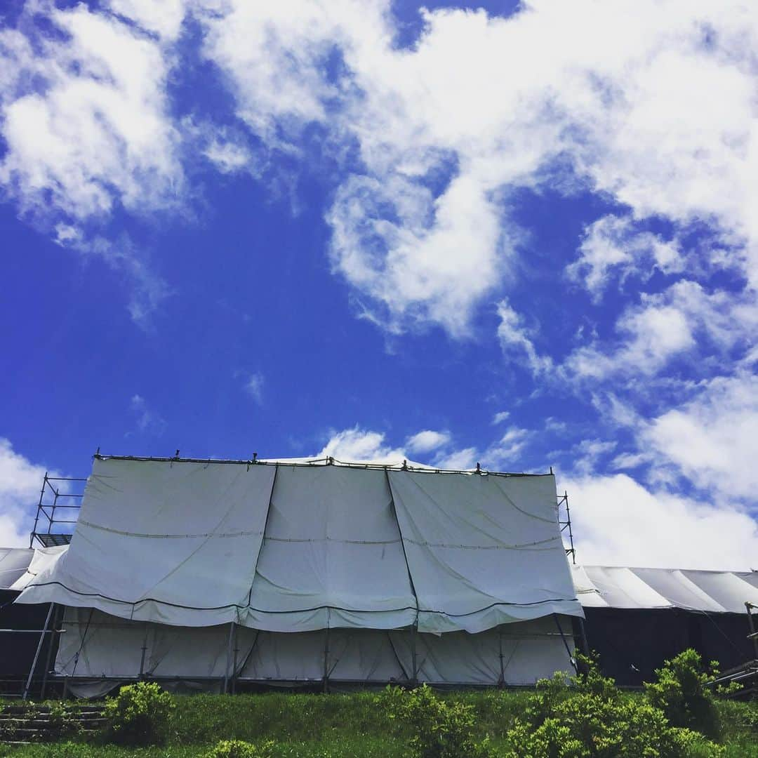 橋本塁さんのインスタグラム写真 - (橋本塁Instagram)「10周年のKESEN ROCK FESTIVAL！ 2012年のオフィシャルカメラマン以来7年目！10周年開催おめでとうございます！ 今日はHAWAIIAN6とTHE BACK HORNの撮影！明日はたくさんw！  #kesenrockfes #krf19  #岩手 #ケセンロック #サウシュー #soundshooter #hawaiian6  #thebackhorn」7月13日 10時43分 - ruihashimoto