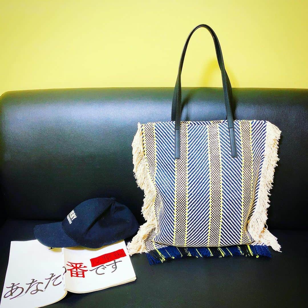 三倉佳奈さんのインスタグラム写真 - (三倉佳奈Instagram)「セールで見つけたバッグ。 壁の黄色と合ってる。  #azulbymoussy #summerbag #あな番撮影です #楽屋の壁は黄色😀」7月13日 10時57分 - kana_mikura0223