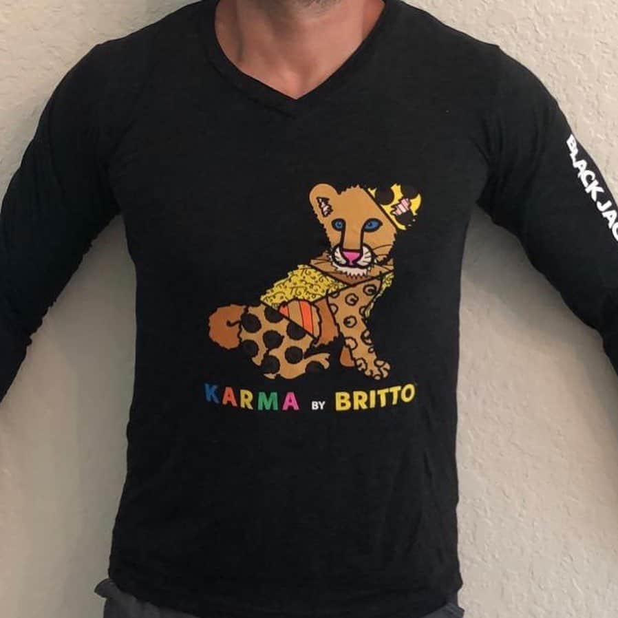 Black Jaguar-White Tiger さんのインスタグラム写真 - (Black Jaguar-White Tiger Instagram)「Limited Karma By Britto Long Sleeve V Neck T-Shirt. By The Master Romero Britto. Beautiful Charcoal Black, 100 % Cotton. Very Limited Edition. Thanks to my brother @romerobritto for always supporting the kids... Active link on our bio or at BJWTshop.com」7月13日 10時59分 - blackjaguarwhitetiger