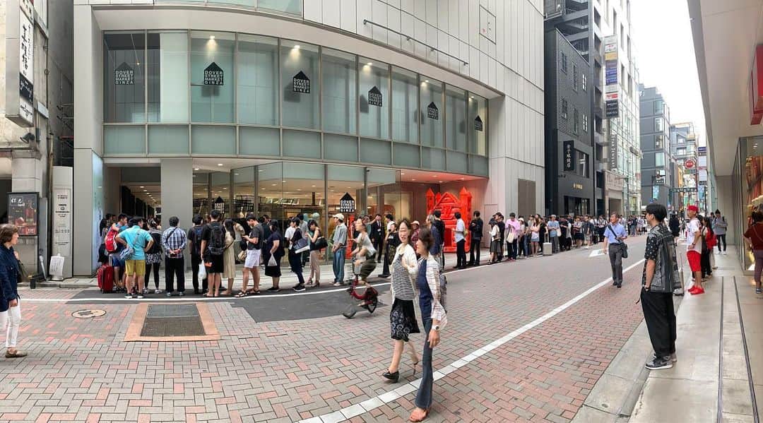 のインスタグラム：「すんごい行列だなあ、DSMG。 #doverstreetmarketginza」