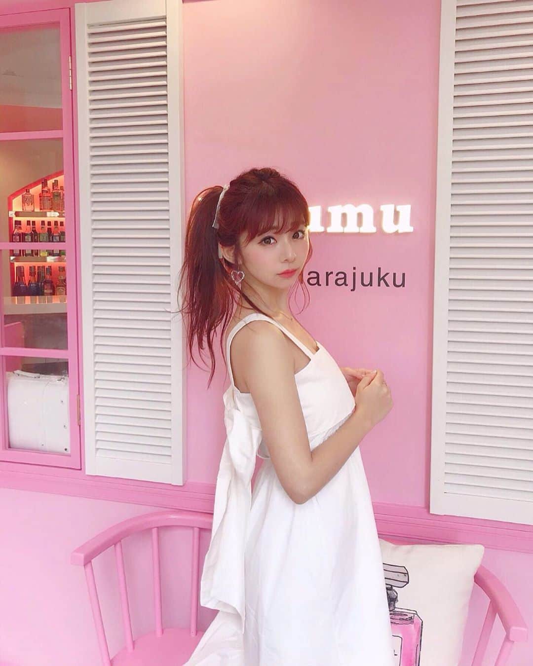 のインスタグラム：「❤︎ . 原宿竹下通りすぐの @liqumu 🍸👠💕 . 雨でも屋根ありだから 全然大丈夫だったよ✌️ . ここのアイスはクレミアなのも たまらなかった🍦🌈🎶 . 店外も店内もピンクで どこも映えてたよ🥺💞 . ワンピはここのカフェの為に 新品おろした〜💞💞 ( @sorriso_official ) . . #原宿カフェ #カフェ巡り #竹下通り #インスタ映え #映えスポット #映え #ポニーテール #渋谷カフェ #原宿 #明治神宮前 #バックリボン」