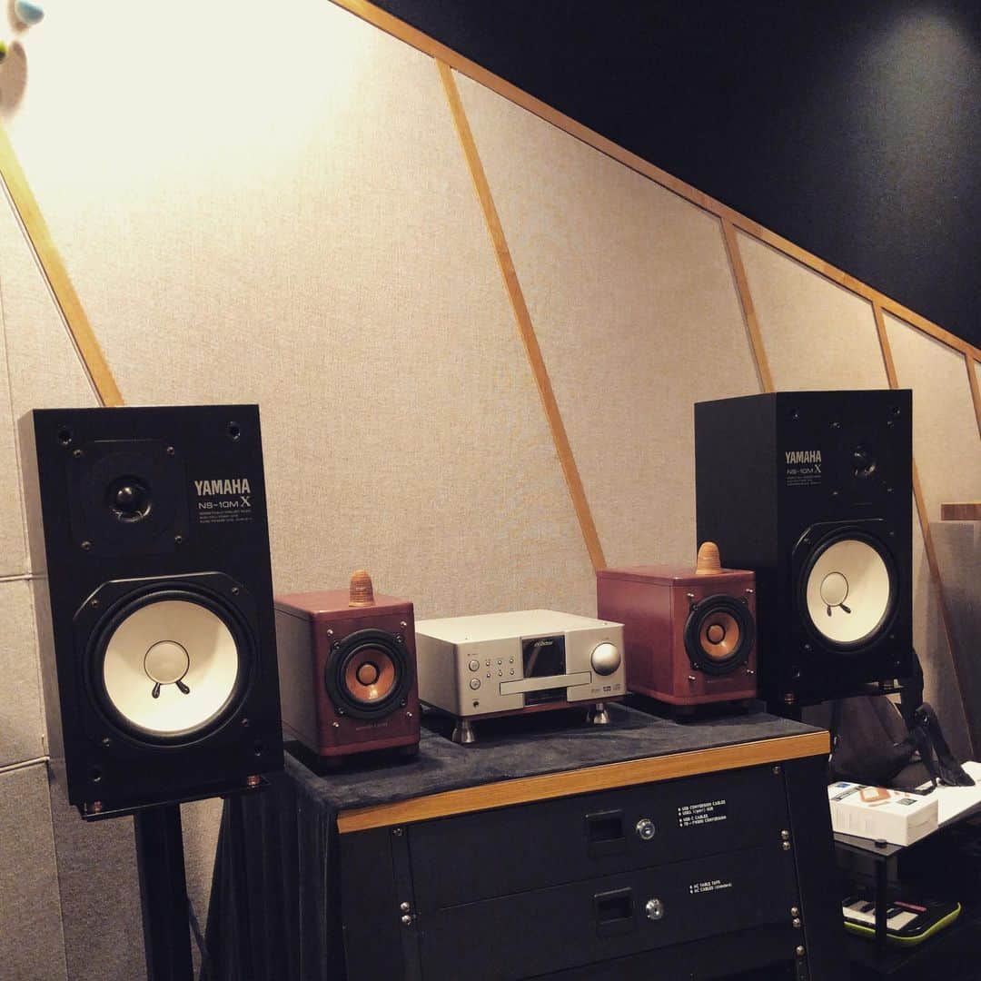 上杉洋史のインスタグラム：「Checking out the mixes. We've done three songs for the album. #recording #recordingstudio #mix」
