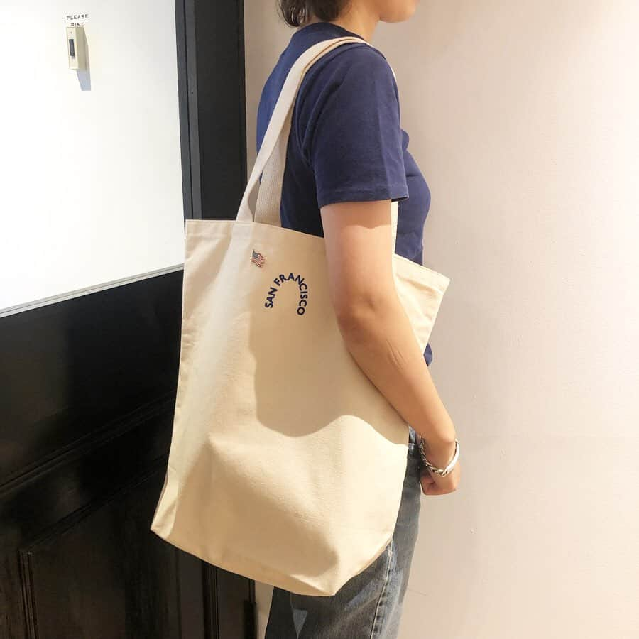 マイダルタニアンさんのインスタグラム写真 - (マイダルタニアンInstagram)「【 Welcome to THE COOP 】  TOTE BAG〈 THE SHINZONE 〉  オリジナルの刺繍を施したトートバッグは、MADE IN USAのキャンバストートを使用。  マチもしっかりあるので、お荷物もたっぷり入れていただけます。  肩から掛けられる取っ手の長さも嬉しいポイント。  レジャーにもおすすめです。 ---------------------- 7/12(金)よりShinzone 全店で「 Welcome to THE COOP 」と題し、アメリカの名門カレッジ( lvy League ) にある日用品を販売しているコープ( 生協 )をイメージしたフェアを開催いたしました。  ぜひこの機会にShinzoneでのお買い物をお楽しみくださいませ！  #shinzone #シンゾーン #Shinzone_select #shinzone_welcomethecoop #newarrivals #theshinzone_2019prefall #totebag」7月13日 11時08分 - shinzone_official