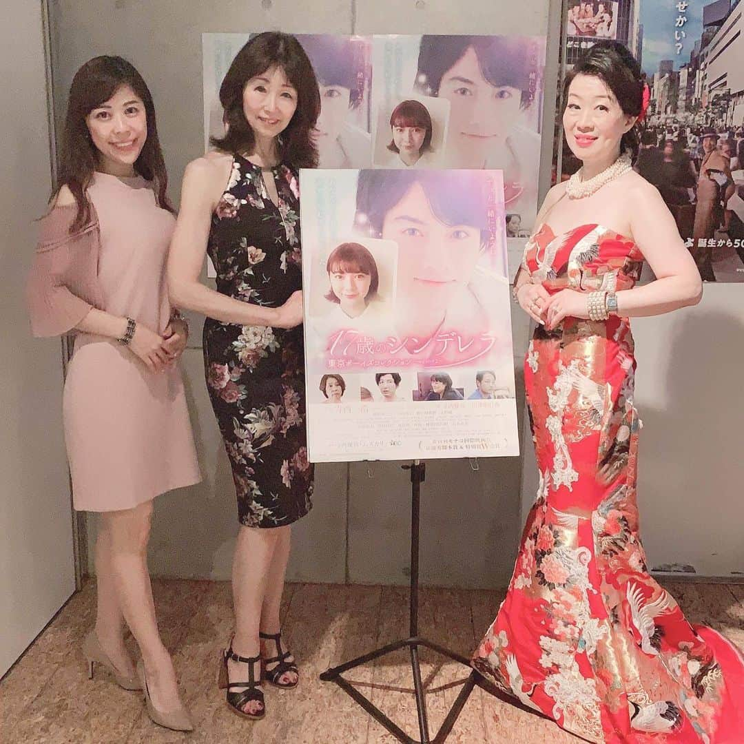 舞香さんのインスタグラム写真 - (舞香Instagram)「昨日は砂山さつきさん @satsukisunayama が出演している映画「１７歳のシンデレラ」の舞台挨拶に久美子さん @kumiko_h_kumiko_m と一緒に行ってきました✨  さつきさんには武道館ランウェイやモナコ映画祭など、いつもキラキラな世界を体験させて頂いてます😍  舞台挨拶でもゴージャスな着物ドレスで主役級に目立っていました✨  #舞台挨拶 #映画 #17歳のシンデレラ #砂山さつき #ミセス #着物ドレス #魔法使い舞香 #女性が輝く」7月13日 11時11分 - maika.mahou