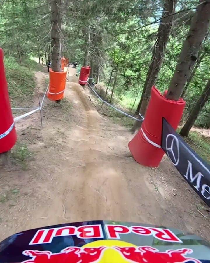 レッドブルのインスタグラム：「The UCI Downhill World Cup swaps the high mountains of the Pyrenees for the Alps in Les Gets🇫🇷 Here’s a course preview of what to expect this weekend. 🚴: @gee_atherton #lesgets #france #mountainbike #mtb #redbull #givesyouwings #bike」