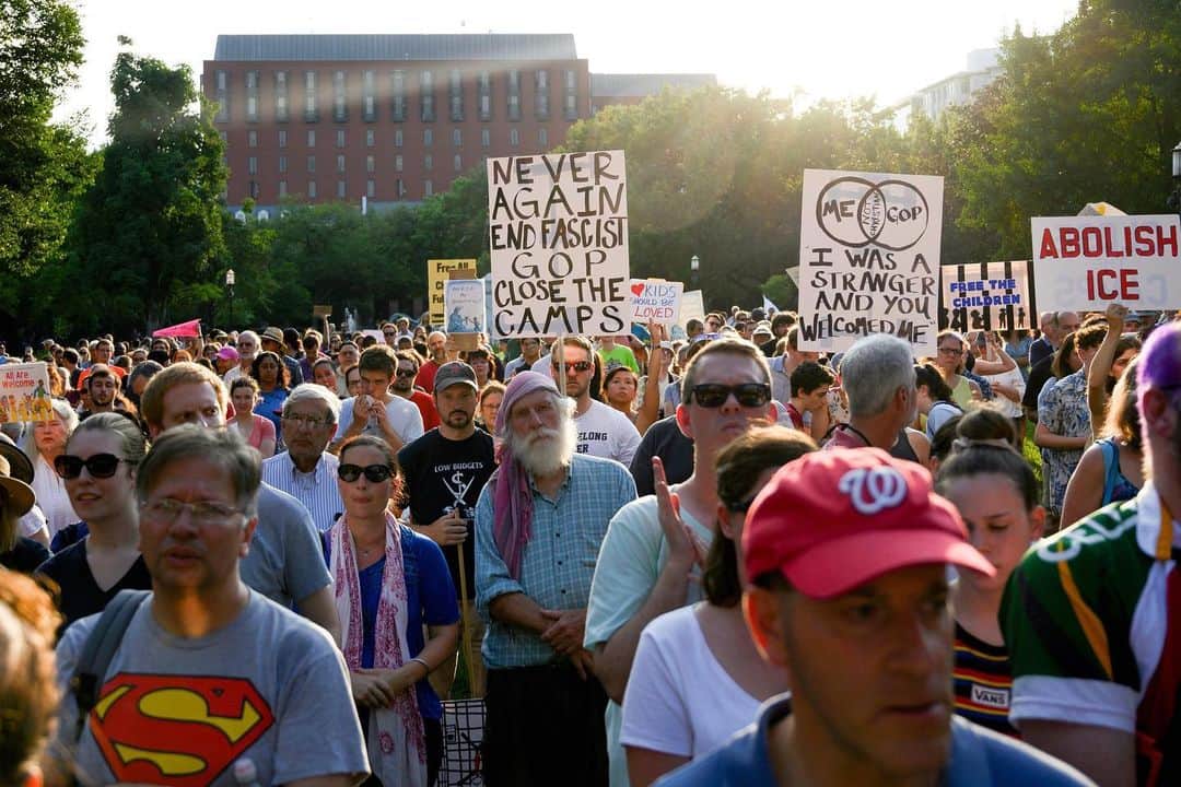NBC Newsさんのインスタグラム写真 - (NBC NewsInstagram)「People hold signs during a "Lights For Liberty" rally to demand Border Patrol facilities and migrant detention centers in the U.S. be closed, at Lafayette Square near the White House in Washington, DC. . 📷 Alastair Pike / @afpphoto」7月13日 11時33分 - nbcnews