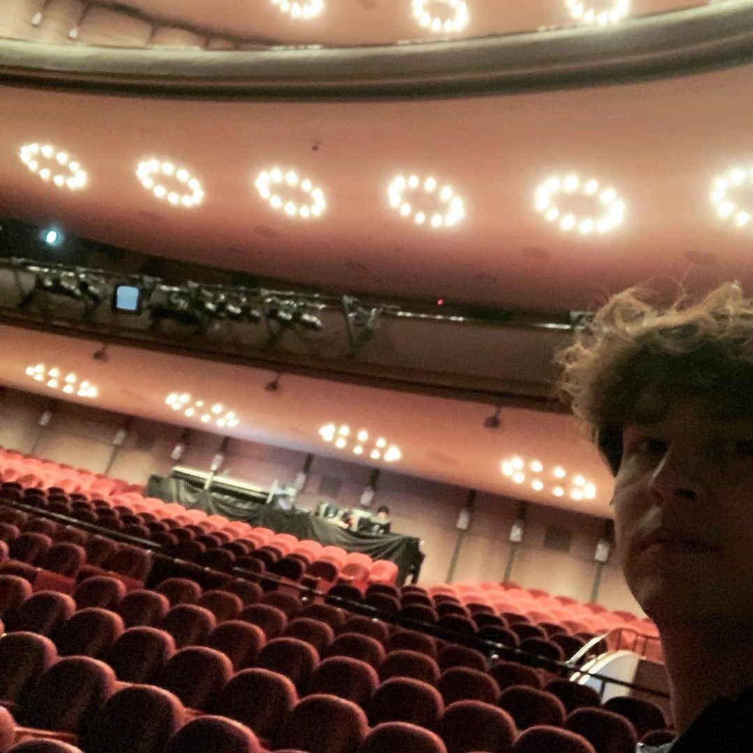 伊礼彼方さんのインスタグラム写真 - (伊礼彼方Instagram)「やって来ました #梅田芸術劇場 ！！ 舞台上からこの照明が星空のように映るんですよ。今日はリリースイベントもあるので、一日楽しもう！！！」7月13日 11時25分 - irei_kanata