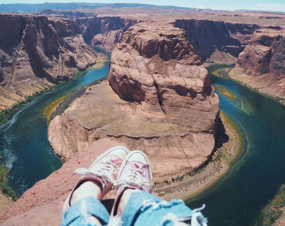 瀬戸あゆみさんのインスタグラム写真 - (瀬戸あゆみInstagram)「Horseshoe Bend🐴🏞 ﻿ ﻿ 車を降りてかんかん照りの中、屋根もなく大して舗装もされていない道を20分くらい歩くと急に現れるこちら。﻿ こんなのを生み出してしまう地球のセンスに脱帽。﻿ 足がすくむほど高い場所からこのきれいな川を恐る恐る覗くと、二隻ほどのボートが小さく見えた。﻿ なんて優雅なんだろう、と思うと、何故だか急に涼しい感じがした。﻿ (ほんとに超かんかん照りなので一瞬だけだし実際はめちゃあつだけど。)﻿ 荷物を持つのが嫌すぎて水を持って行かなかったのだけど、最後帰り道がずっとゆるやかな上り坂で、少しクラクラした。。ので、この時期はほんとに注意。﻿ #ayumi_journey #horseshoebend」7月13日 11時25分 - setoayumi