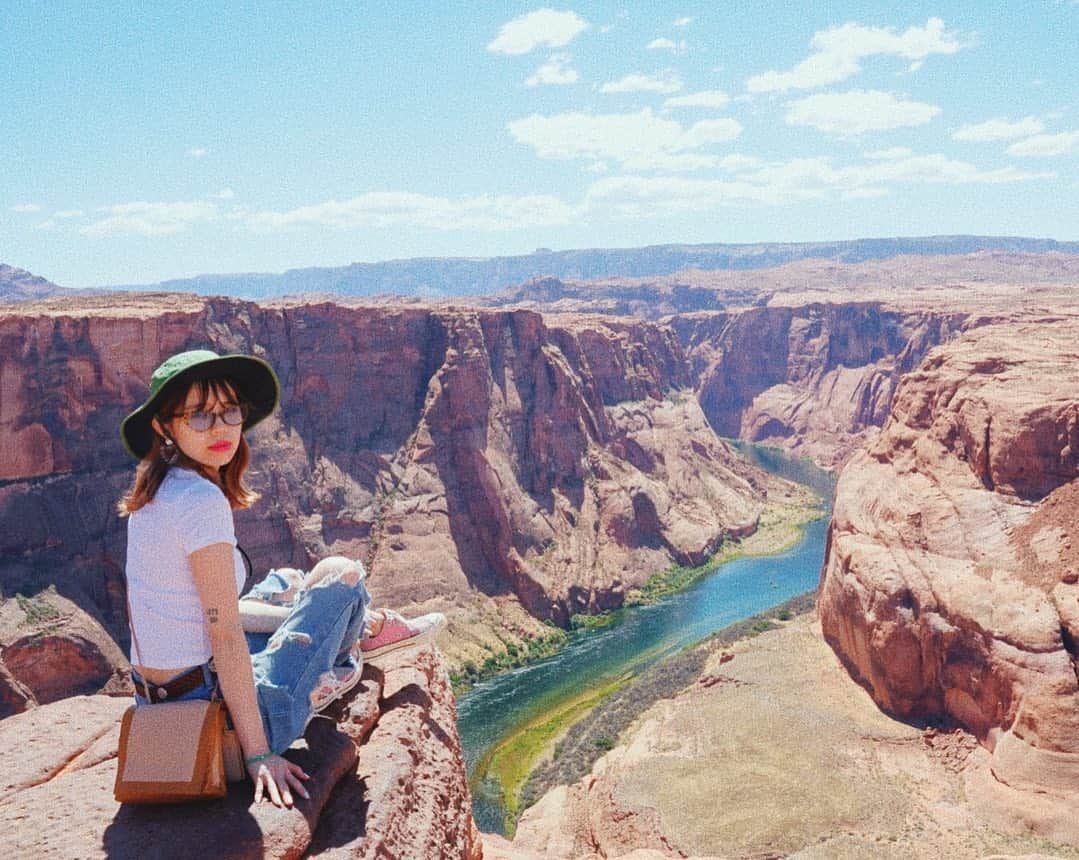 瀬戸あゆみさんのインスタグラム写真 - (瀬戸あゆみInstagram)「Horseshoe Bend🐴🏞 ﻿ ﻿ 車を降りてかんかん照りの中、屋根もなく大して舗装もされていない道を20分くらい歩くと急に現れるこちら。﻿ こんなのを生み出してしまう地球のセンスに脱帽。﻿ 足がすくむほど高い場所からこのきれいな川を恐る恐る覗くと、二隻ほどのボートが小さく見えた。﻿ なんて優雅なんだろう、と思うと、何故だか急に涼しい感じがした。﻿ (ほんとに超かんかん照りなので一瞬だけだし実際はめちゃあつだけど。)﻿ 荷物を持つのが嫌すぎて水を持って行かなかったのだけど、最後帰り道がずっとゆるやかな上り坂で、少しクラクラした。。ので、この時期はほんとに注意。﻿ #ayumi_journey #horseshoebend」7月13日 11時25分 - setoayumi