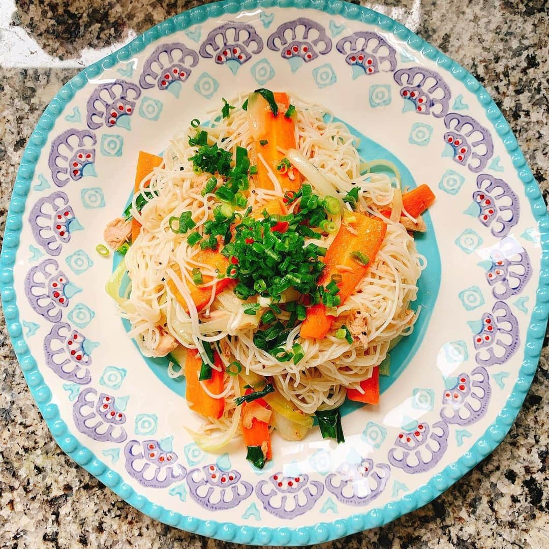 多岐川華子さんのインスタグラム写真 - (多岐川華子Instagram)「今日はツナ缶で、素麺チャンプル🍳✨ 固めに茹でた素麺をぬめりを取りながら冷水で流して、 しっかり水気を切ってボウルに。 そこにツナ缶の油を入れてよく混ぜておくと素麺がくっつきにくい☺️ ノンオイルのツナ缶なら、 ごま油で和えておくよ🙋‍♀️ . 具材は ツナ（缶）、にんじん、玉ねぎ、ニラ、最後に青ネギをパラッと。 . . #food#cooking#cookingram#lunch#おうちごはん#家ごはん#朝食#昼ご飯#ランチ#簡単#料理#素麺チャンプルー#素麺チャンプル#ツナ缶アレンジ#ツナ缶#そうめん#野菜たっぷり#野菜たっぷりごはん#はなこ飯」7月13日 11時34分 - hanako__official