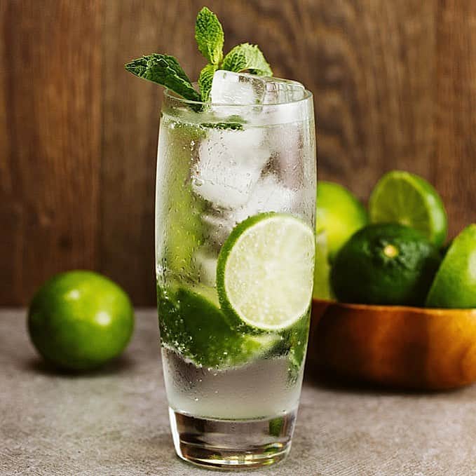 フランコ・ノリエガさんのインスタグラム写真 - (フランコ・ノリエガInstagram)「Perfect to finish the week! And even better to start the #weekend. A classic #mojito bottoms up!!! . . . #weekendvibes #rum #cuba #puertorico #babybrasa #classic #cocktail #lime #lemon #mint」7月13日 11時34分 - franconorhal