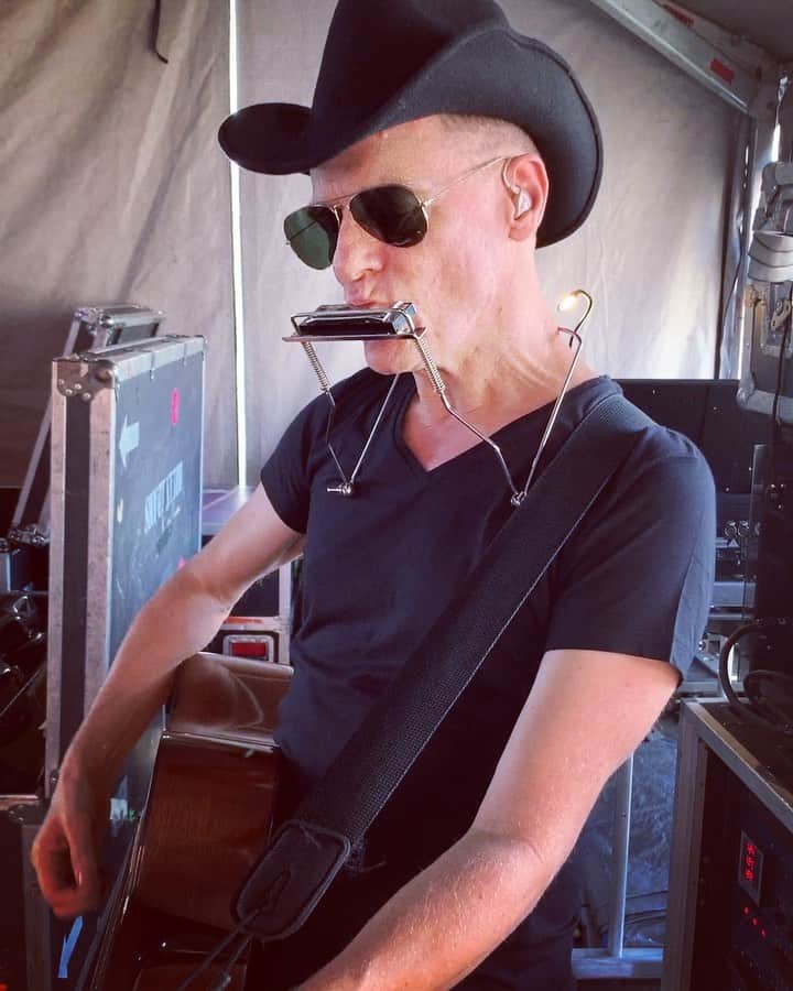 ブライアン・アダムスのインスタグラム：「Alberta bound #bryanadamsshinealight #hohnerharmonica」