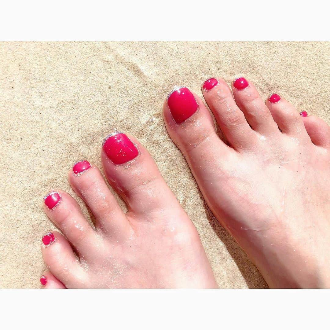 渡辺知夏子さんのインスタグラム写真 - (渡辺知夏子Instagram)「新色のジェルネイルで可愛い色見つけたよ✨ 見えにくいけど、シルバーラインのホログラムはラメで虹色に光る🥺 · · 足元のネイル、やっぱ夏はこのくらいの色にしなきゃね🌞🌻💅🏼✨ · フットケアもして足ツルツルさっぱりしました🦶✨ · @chiakishigeta  #ネオンレッド #footcare #footnail #summernail #footnails #jelnail #rednails  #lovetheocan  #chikakonails  @chikako_blue」7月13日 11時47分 - chikako_724