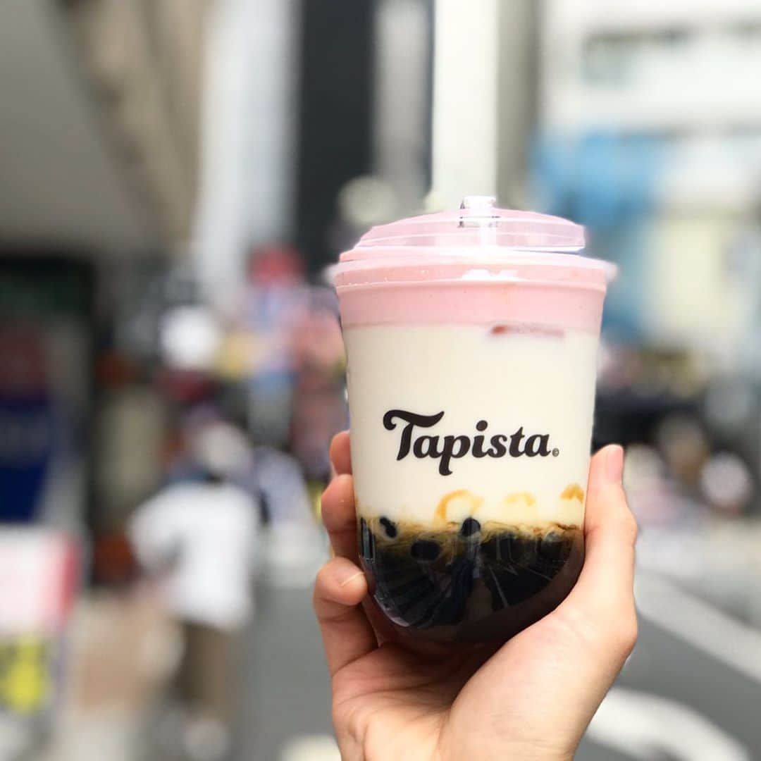 りょうくんグルメさんのインスタグラム写真 - (りょうくんグルメInstagram)「【渋谷 タピスタ】 7/13〜7/15 一杯買うと一杯無料キャンペーン🤤 ⠀ 🏠#渋谷 #タピスタ 🚶‍♂️渋谷駅徒歩5分 ⠀ ✍️タピメモ タピオカ全部黒糖味付き 弾力ありもちもち。 ⠀ 💁‍♂️キャンペーン内容 Instagram投稿で一杯買うと一杯無料  購入後 #tapista をタグ付けして 写真投稿してくれる方(ストーリーも可) ⠀ オススメランキング 🥇贅沢果実の生いちごみるく 🥈宇治抹茶ラテ 🥉オーロラフルーツティーレモン  断トツでいちごみるくが美味い。 いちごの果肉がごろごろ。牛乳のフレッシュさも感じられる。 カップも映え、贅沢ないちごみるく。 タピスタ飲むなら絶対いちごみるく。 ⠀ ⠀ □抹茶苦みあり。 □黒糖ミルク牛乳感強め □チョコミントのフォームうまい □チョコはさっぱり系。そこまで甘くない □ミルクティーが甘すぎない、茶の味強め 甘さ控えめだから甘さupがいいかも □杏仁豆腐はかなりしっかり食感。甘くない。 □いちごのフォームはあまり甘くない ⠀ 全体的に甘さが控えめなお店。 半額だし、いちごみるく飲みに行ってきて！ タピオカトッピング忘れずに〜」7月13日 11時47分 - uryo1113