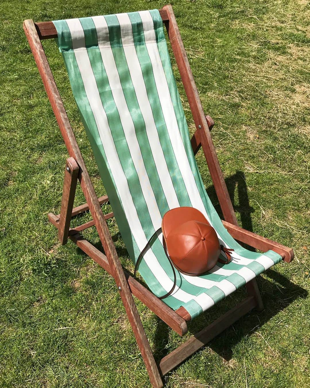 JWアンダーソンさんのインスタグラム写真 - (JWアンダーソンInstagram)「The JW Anderson Cap Bag enjoying another sunny day in Green Park. Have you seen it? Cap Bags are available now at JWAnderson.com」7月13日 22時38分 - jw_anderson