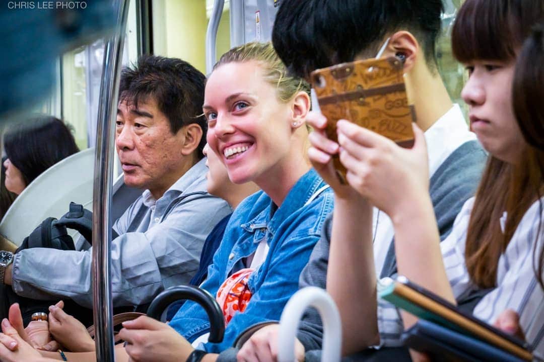 フェムケ・ヘームスケルクさんのインスタグラム写真 - (フェムケ・ヘームスケルクInstagram)「"There are so many languages around the world but a smile speaks them all" 😀 . . . #BlendingIn #Tokyo #ChrisLeePhoto 📸: @chrisleephotonyc」7月13日 22時40分 - femheemskerk