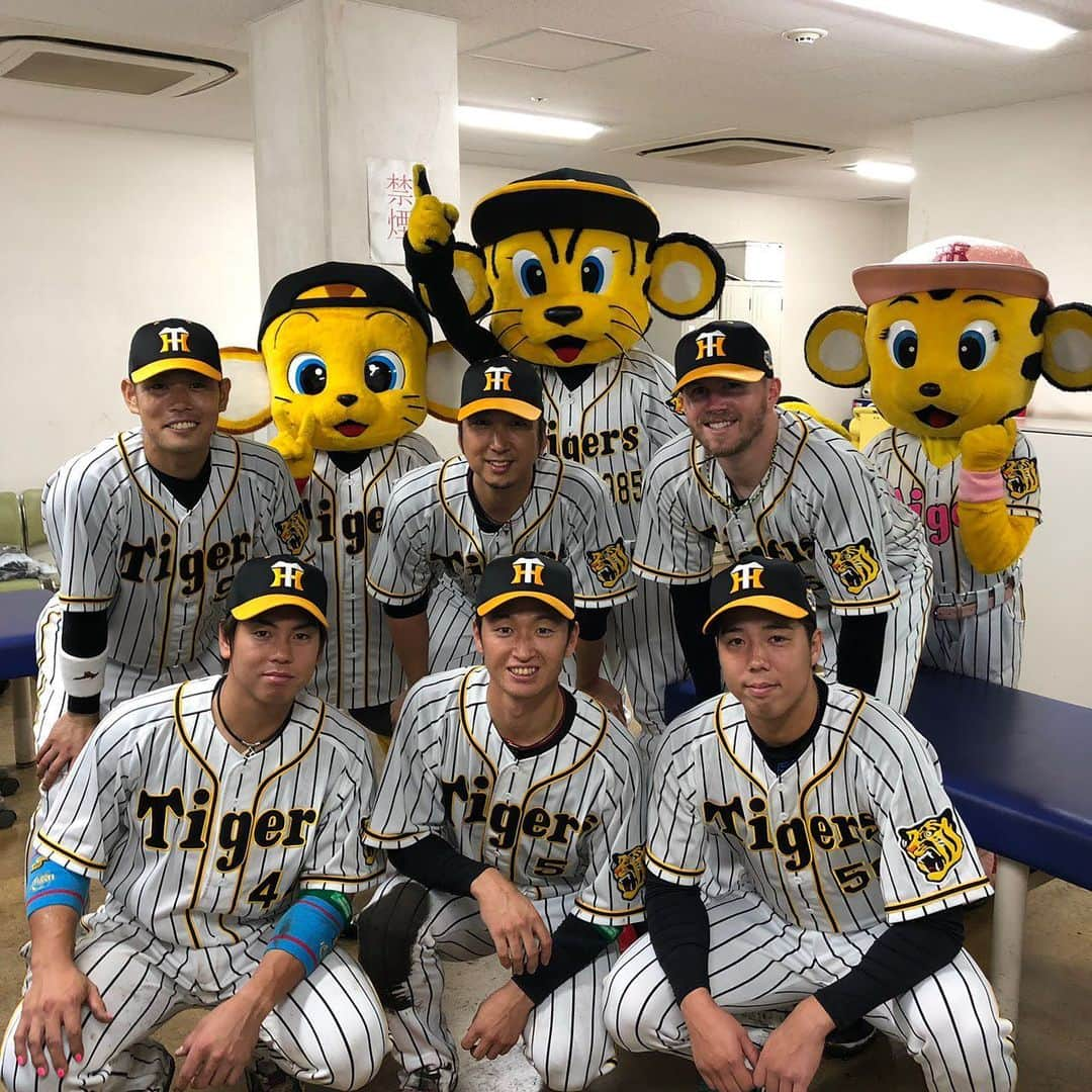 近本光司さんのインスタグラム写真 - (近本光司Instagram)「本拠地、甲子園でのオールスター！🐯 なんと！  MVP & サイクル安打 と  自分でもビックリするくらいの結果が出ました！笑  5打席目、2塁回った後は何かが起こりましたが、結果的に三塁打になって良かったです！笑  そして昨日に引き続き 原口さん、そして梅野さんもホームランを打ち 特に、阪神ファンの皆さんには楽しんで貰えたのではないかと思います！👏 雨の中、沢山の応援ありがとうございました！  また月曜日からペナントレースが再開します。 チームの勝利に貢献するようなプレーが出来るように頑張りますので、引き続き応援よろしくお願いします！！ #オールスター #マイナビオールスター #阪神タイガース #六甲おろし #甲子園 #近本光司 #先頭打者ホームラン #サイクルヒット #史上2人目らしい #1人目は古田さん #恐縮すぎる笑 #けどめちゃくちゃ楽しかった」7月13日 22時40分 - koji_speed5