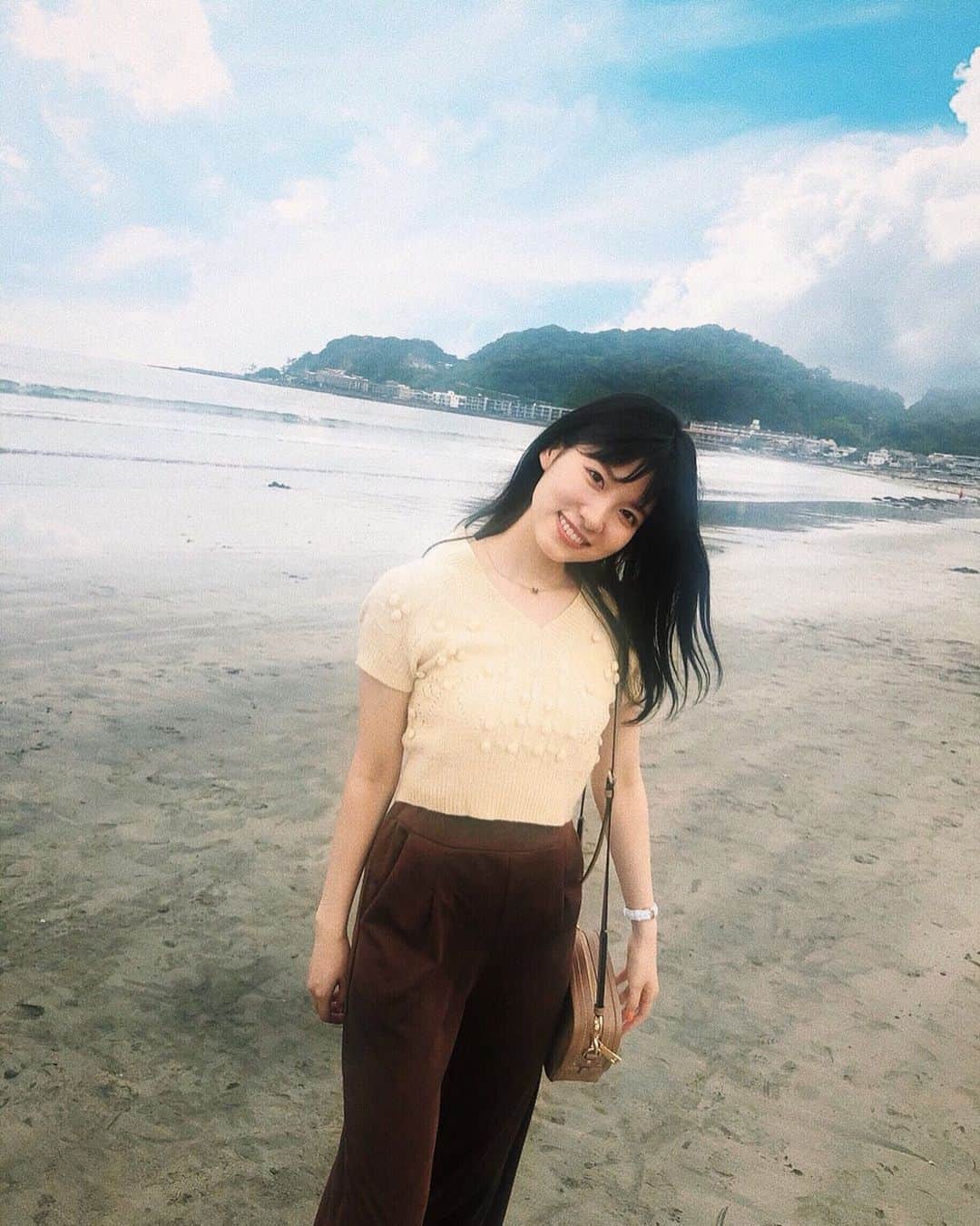 のインスタグラム：「コメントでも沢山質問してくれたこのお洋服は トップスもパンツも @u_dresser のお洋服です❤︎ ポンポンサマーニット可愛すぎっ 鎌倉の写真はこれでおしまい！ #加工で晴れの日にした #鎌倉 #由比ヶ浜 #u_dresser #サマーニット #めぐコーデ #海 #由比ヶ浜ビーチ #プチプラコーデ #プチプラ」