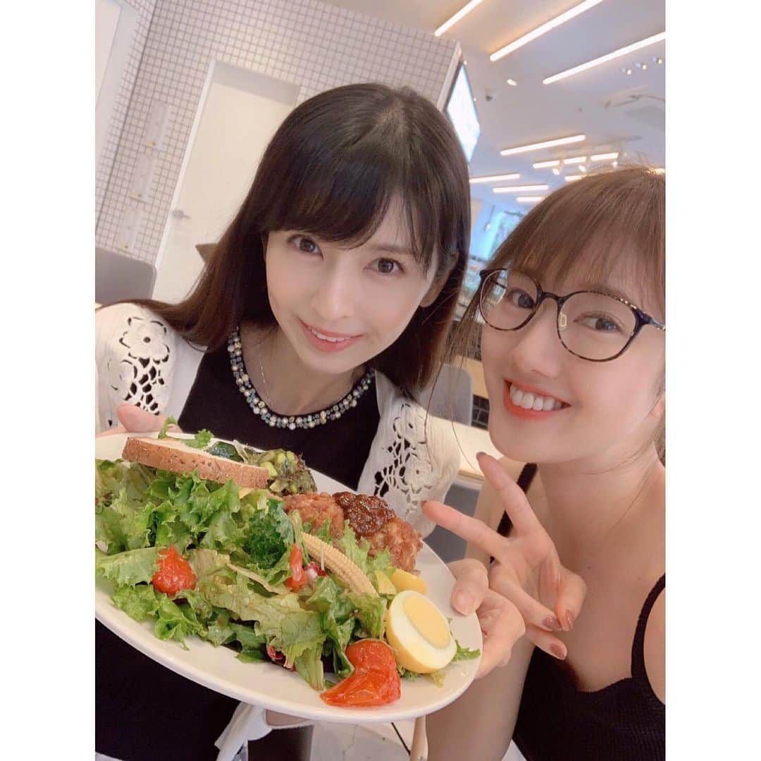 のインスタグラム：「はなちゃんと サラダランチ🥗 食後は2人でお散歩もして良い気分でした💓 渋谷、道に迷うな〜😭 . . #華子 ちゃん #ランチ #サラダ #散歩 #方向音痴 #cityshop #deli #delicatessen」
