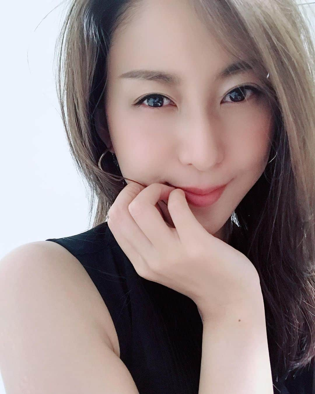 松下紗栄子のインスタグラム：「今日はいつもと違う大人っぽいメイクを してみましたが、写真だと全く わからないですね💦  今からヘアーカットにいってきます  #松下紗栄子#マツシタサエコ #matsushitasaeko」