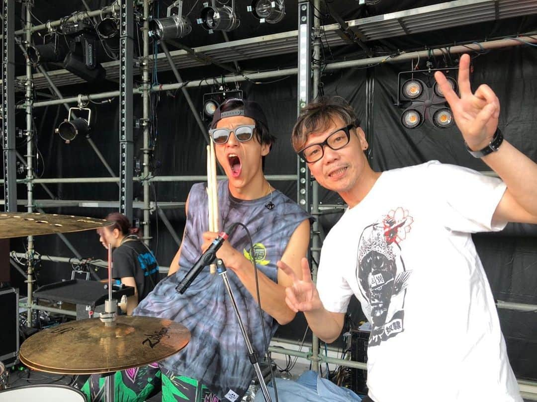 Bunta さんのインスタグラム写真 - (Bunta Instagram)「TEAM SHACHI一本目!! JOIN ALIVE叩いてきた🥁♨️🥁 シャチメンバー4人にブラス民６人、バンド3人の総勢13人でのステージ！こんなステージがパンパンのライブも初めてだから気合いめちゃくちゃ入った🤩 どんなステージでも一回目は、独特の緊張感があってそれが自分にとってでっかい経験値になるのは間違えない。何事にも全力でチャレンジしてこそ、次の次元のステージが見えてくるはず。 残り二本もフルテンで駆け抜けるぞ！😝🤣😘 初の夏フェスバンドバージョンのライブ観に来てくれたタフ民のみんなありがとう♨️🥁♨️ #drumforhappy  #teamshachi #teamshachiと書いてシャチと読みます」7月13日 21時18分 - buntatf