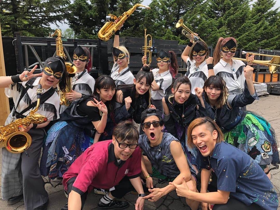 Bunta のインスタグラム：「TEAM SHACHI一本目!! JOIN ALIVE叩いてきた🥁♨️🥁 シャチメンバー4人にブラス民６人、バンド3人の総勢13人でのステージ！こんなステージがパンパンのライブも初めてだから気合いめちゃくちゃ入った🤩 どんなステージでも一回目は、独特の緊張感があってそれが自分にとってでっかい経験値になるのは間違えない。何事にも全力でチャレンジしてこそ、次の次元のステージが見えてくるはず。 残り二本もフルテンで駆け抜けるぞ！😝🤣😘 初の夏フェスバンドバージョンのライブ観に来てくれたタフ民のみんなありがとう♨️🥁♨️ #drumforhappy  #teamshachi #teamshachiと書いてシャチと読みます」