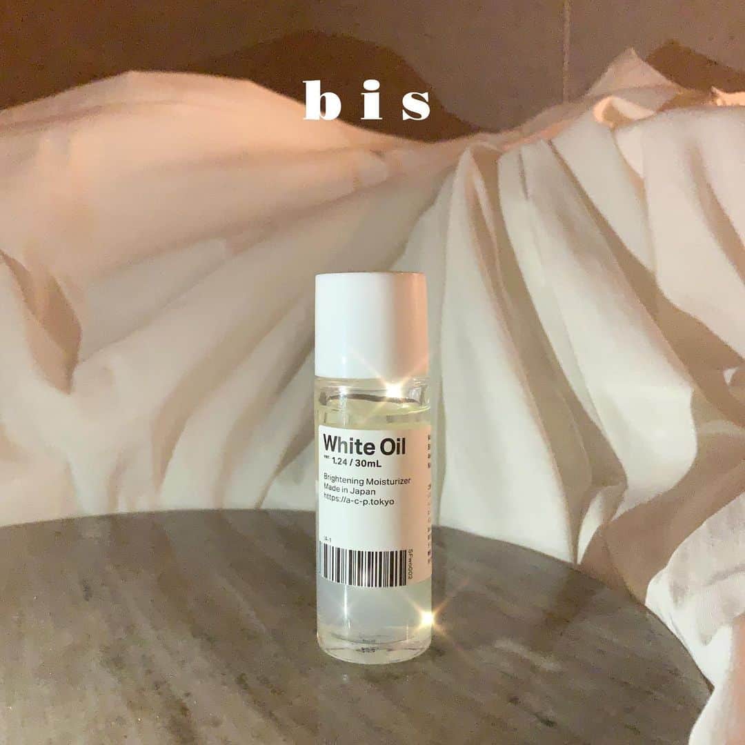 bis_web bis [ビス] さんのインスタグラム写真 - (bis_web bis [ビス] Instagram)「🌷﻿ ﻿ ﻿ #白いオイル として話題の @agile_cosmetics_project  を知ってる？﻿ ﻿ 今回はbis読者様に特別にプレゼントが…！﻿ ﻿ ﻿ ［ 白いオイルって？］﻿ ﻿ 白いオイルは、ブライトニング・保湿両方の効果実感が一年中得られる、 ナチュラル処方のブライトニングオイル。 ﻿ ﻿ 化粧水を塗ったあと、乳液・美容液・クリームを塗らず白いオイルだけを塗ってみて💭﻿ ﻿ オイルだからしっとり潤うのにさらっとしているので一年中使えますよ🍒﻿ ﻿ 「艶」「潤い」「透明感」を手に入れたい方におすすめ！﻿ ﻿ ﻿ 二層式オイル美容液  ver.1.24﻿ White Oil ﻿ ミニボトルを1名さまにプレゼント♡﻿ ﻿ ﻿ 応募方法は﻿ ・@bis_web @agile_cosmetics_project をフォロー﻿ ・このコメントにいいね❤️﻿ ・美白のためにしていること をコメントしてね！﻿ 締め切りは 2019年7月20日まで。﻿ ﻿ ﻿ たくさんのご応募 お待ちしております🌷﻿ ﻿ ﻿ ﻿ ﻿ #透明感 #美肌 #美白 #オイル #bis_web #ブライトニング #肌 #アンチエイジング #保湿 #保湿ケア #透明肌 #乾燥肌 #乾燥肌対策 #くすみ #うるおい #水分量 #コスメ #スキンケア #スキンケア用品 #美意識 #美意識向上 #beauty ﻿ ﻿」7月13日 21時19分 - bis_web