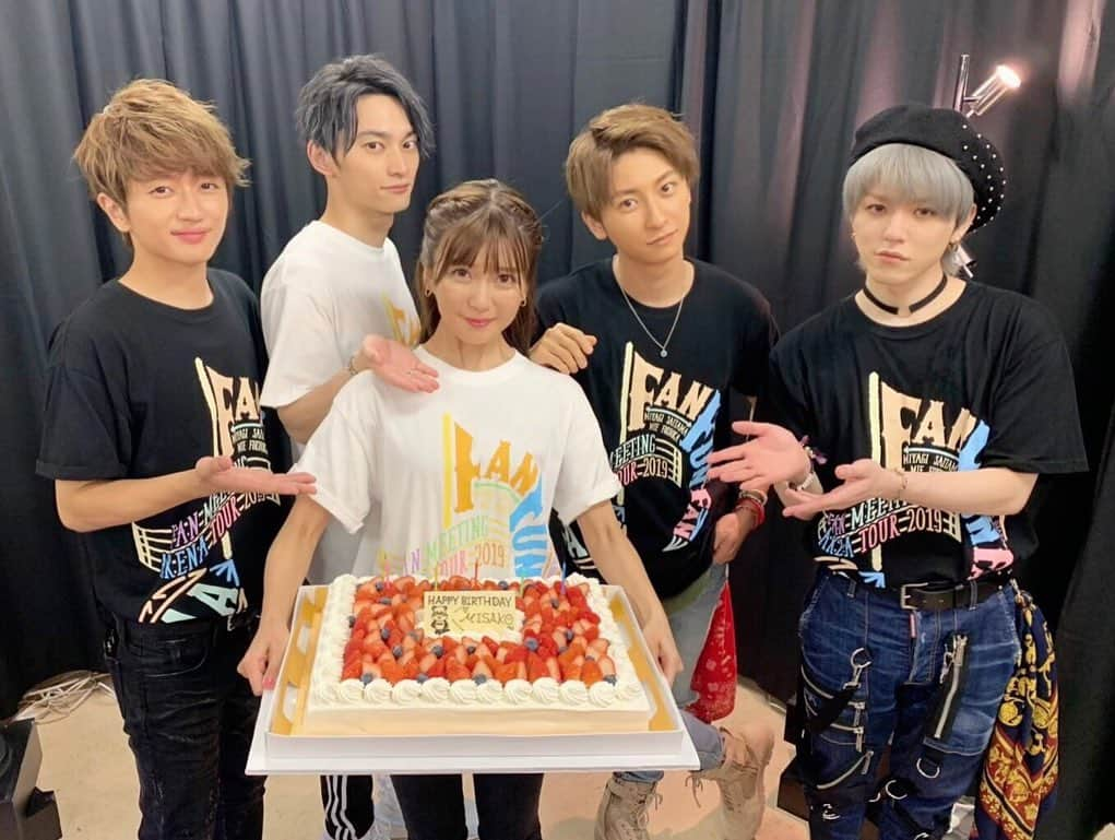 與真司郎さんのインスタグラム写真 - (與真司郎Instagram)「AAA FAN MEETING ARENA TOUR〜FAN FUN FAN〜真駒内セキスイハイムアイスアリーナ2公演ありがとうございました🥚🍑 #AAA #FFF #コンビニに行くと必ず買ってしまうものは？」7月13日 21時11分 - shinjiroatae1126