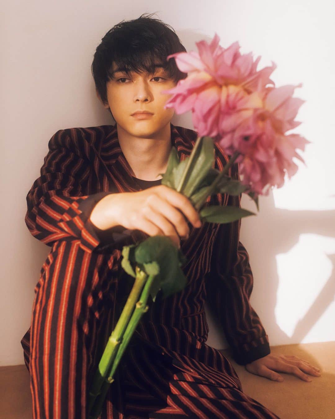 のインスタグラム：「完璧すぎるあなたの横顔が、胸を締めつける。美しい人。あなたはきっと、この地球に舞い降りた尊きアンドロイド。澄んだ眼差しに少しでも近づきたくて、せめて夢で逢えたなら。ここは瞬きすら許されない、私達のユートピア。  august issue YOU ARE MORE THAN ANYTHING model #ryoyoshizawa  all items @anndemeulemeester_official  #nylonjapan #nylonjp #coverboy #RyoYoshizawa #Augustissue #youaremorethananything #fashion #beauty #culture #caelumjp」