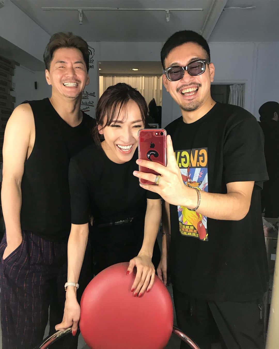 のインスタグラム：「． 撮影は終始笑顔でした。 ただスタジオってやっぱりいるのかもしれません…ね。笑 ネイルは撮影に合わせて真っ赤にチェンジ‼︎ 💅 @cherie_la_mer」