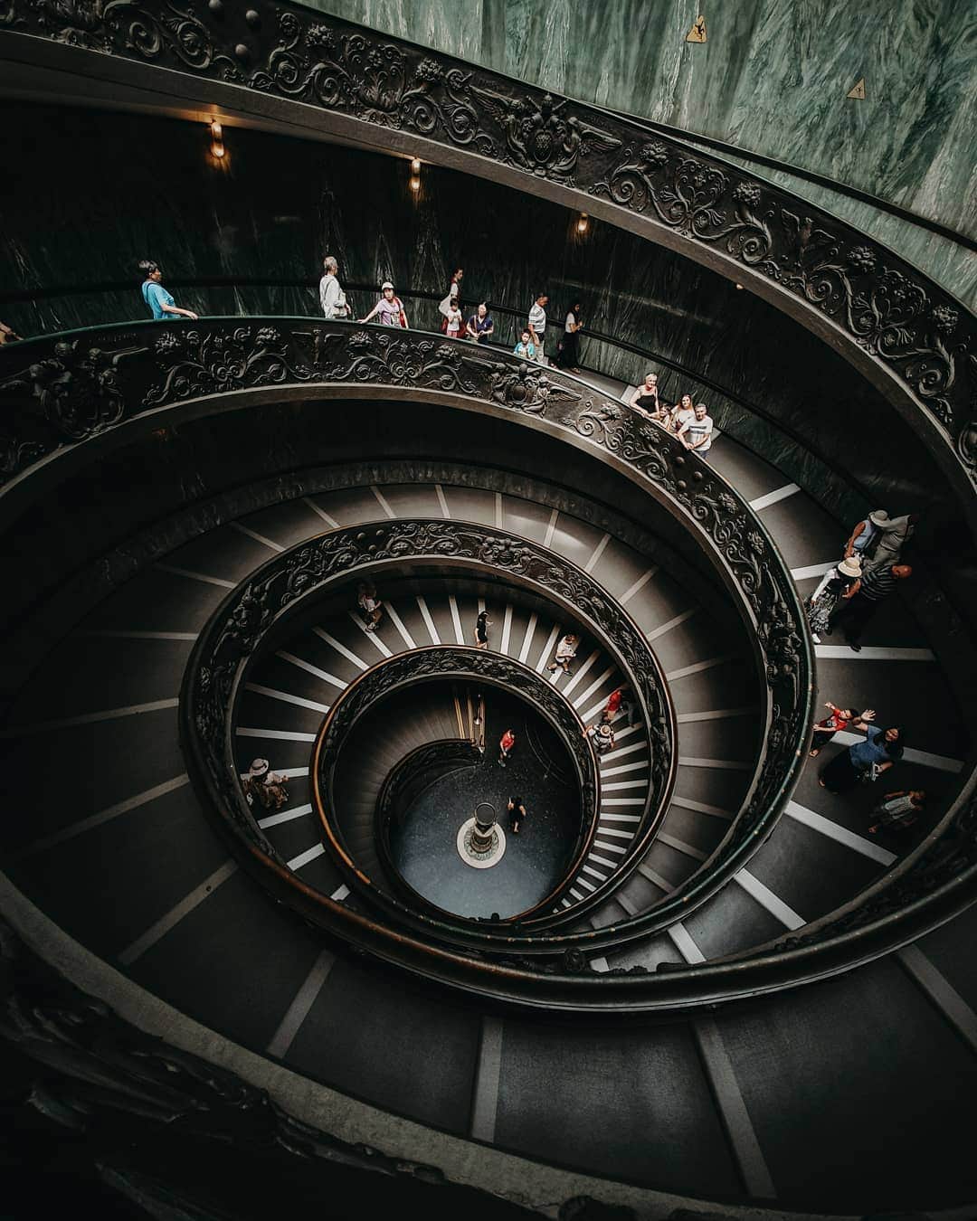 Putri Anindyaのインスタグラム：「Vatican stairs #withGalaxy #GalaxyS10 // for the SAMSUNG users, there's a cool event from @samsung_id! You can join the next global samsung event that will be in New York!  Anyone interested to see New York with Samsung?! Caranya, ikutan kompetisinya by showing your love for Galaxy! Untuk info selengkapnya, cek insta stories gue dan silahkan swipe up! #loveforgalaxy #SamsungEvent @samsung_id」