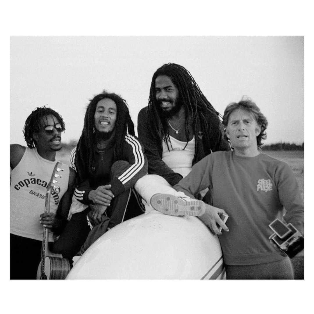デビッドヤーマンのインスタグラム：「Inspired by Jamaica 🇯🇲 Pictured: Junior Marvin, #BobMarley and Jacob Miller with #ChrisBlackwell in 1980. Watch our interview with Blackwell, the founder of Island Records, through our bio link.  #Repost @Goldeneye  Photo by Nathalie Delon」