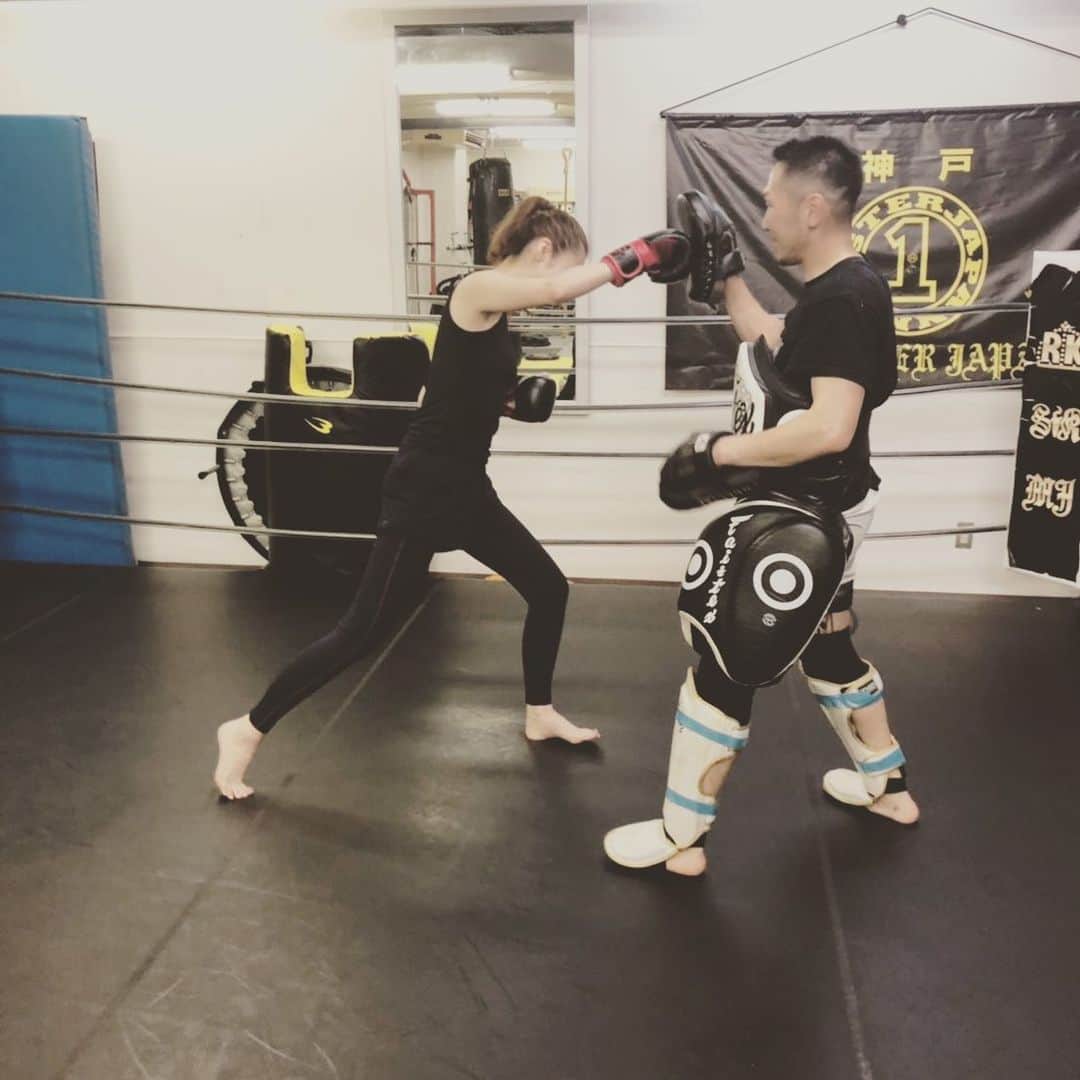 joujouのインスタグラム：「今日はお仕事がほぼお休みだったから念願のキックボクシングにパイセンに連れて行ってもらいました🥊 #ボクササイズとかではない  #キックボクシング  以前からpersonal training週1以外に もう一回なにかスポーツしたいとは思っていてキックボクシングと決めてました！！ #personal  training 行くだけで精一杯なんだけどねー💦  以前に、３回、違うジムに体験行ったけど、以前は体力のなさで、ナシ笑笑だったけど、personal trainingでコアトレ1年したから、楽しめた👍🥊 ストレス満載やったから、めちゃ気持ちよかった！！ #膝蹴りの時トレーナーさんに 誰かいますね？wと言われた #はっはい… #前蹴りがよく分からず、飛び前蹴りして恥ずかしかったわ  毎週は時間的に無理やけど、絶対また行く！！ わたしヨガとかゆっくりしたの苦手なの…😭 格闘家の男性は優しかったwww  #スポーツはフェイスアップに効く！ #エステも皮膚科もスポーツもすれば最高！！ #もちろん体が綺麗になるのは当たり前」